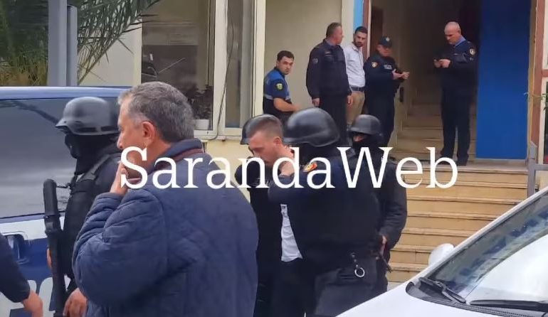 E BUJSHME NGA SARANDA/ Mbrojtësi shqiptar arrestohet në aksionin e policisë për trafik droge