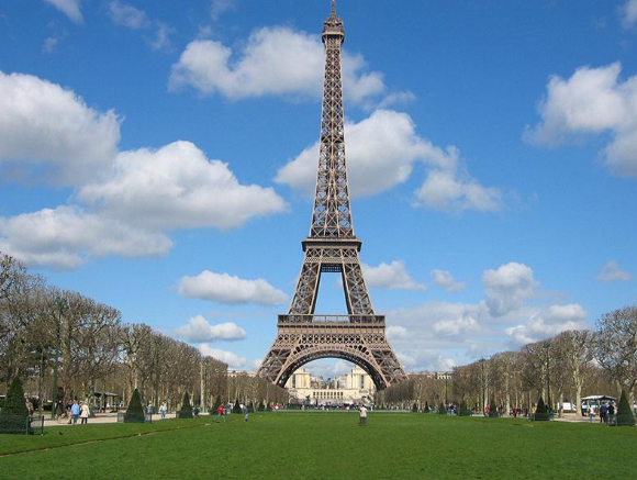 “EIFFEL” EVAKUAOHET NGA TURISTËT/ Në person u ngjit në majë të Kullës dhe…