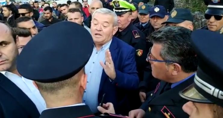 “S’KEMI GJË ME JU O VËLLA”/ Dasho Aliko i Lazaratit debat me policinë në Gjirokastër (VIDEO)