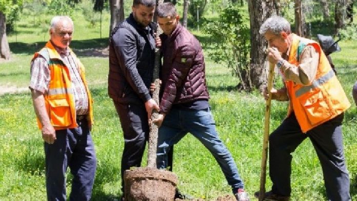 DËMTUAN PARKUN E MADH/ Djemtë nga Kosova bëjnë gjestin special