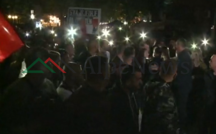 MINUTË PAS MINUTE/ Basha përmbyll protestën nga selia blu