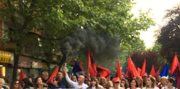 PROTESTA E OPOZITËS/ Sërish persona të maskuar, tipik për dhunë (FOTO)