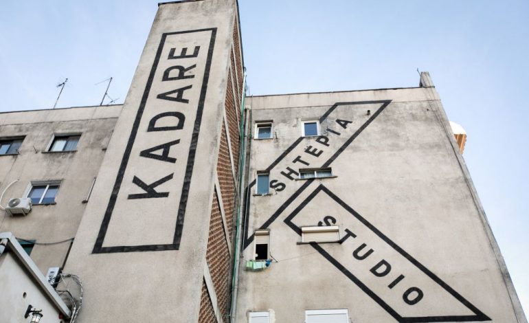 “DESTINACION PËR TURISTËT”/ Shtëpia e Ismail Kadaresë shndërrohet në muze  (FOTOT)