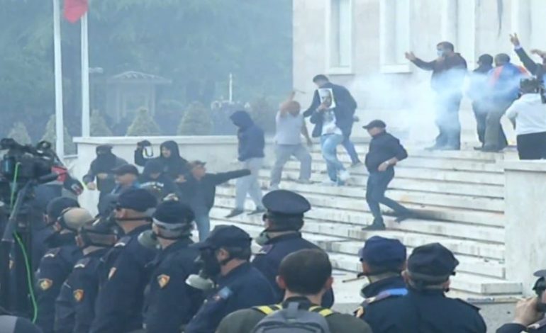 PROTESTA E OPOZITËS/ Lleshaj thirrje opozitës: Nuk ndërtohet demokracia me molotov