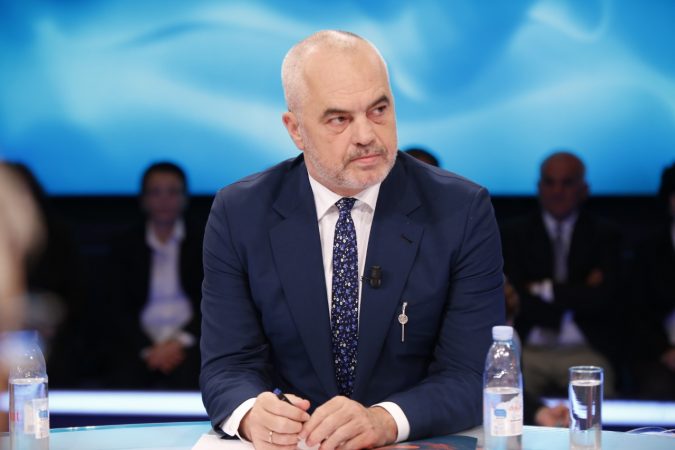 FOTOLAJM/ Rama prezanton sloganin e fushatës për 30 qershorin