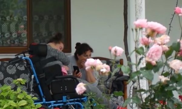 “MAMI NUK ÇOHEM DOT NGA KREVATI”/ Tragjedia përlotëse e nënës shqiptare: Më ndihmoni, vajzat po më vdesin!