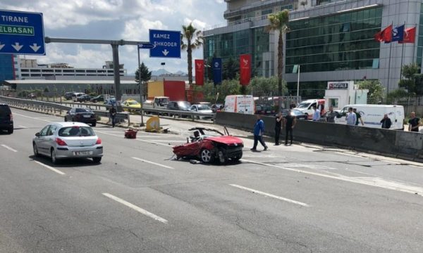 “SHOFERI KISHTE ËNGJËLL MBROJTËS”/ Aksidenti i frikshëm në Tiranë habit dhe median gjermane (FOTO)
