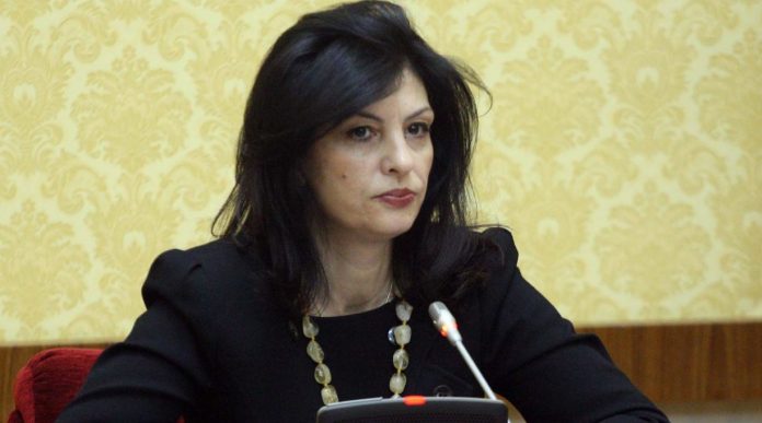 LARG POLITKËS/ E veshur me të ZEZA ja ku po e kalon fundjavën Jozefina Topalli