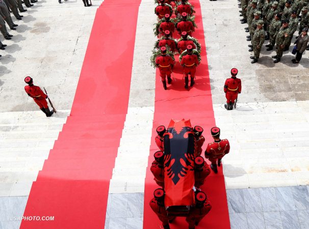 LAMTUMIRË! Zarife Hasanaj prehet te Varrezat e Dëshmorëve (FOTO)