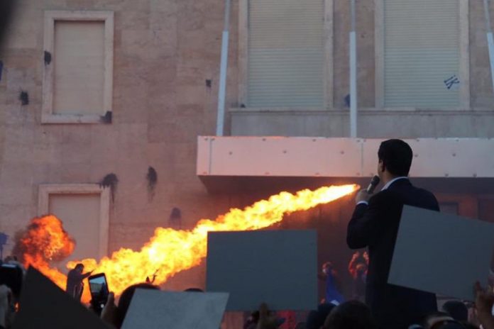 PROTESTA/ Ironizon Erion Veliaj: Kështu është kur shikon shumë “Game of Thrones”