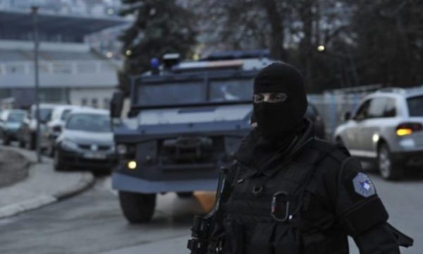 TENSIONE NË VERI TË KOSOVËS/ Plagoset një polic dhe arrestohen 30 persona