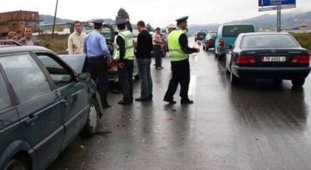 PO UDHËTONIN ME MOTOR/ Çifti PËRPLASET keq me makinën dhe…
