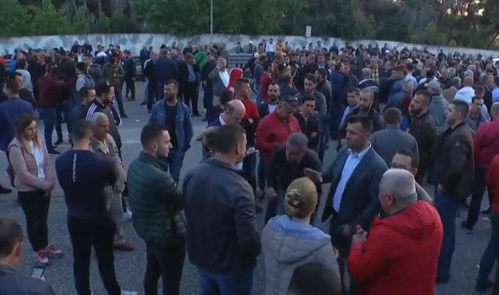 OPOZITA BLLOKON RRUGËT/ Ambulanca ndalohet nga protestuesit në Durrës