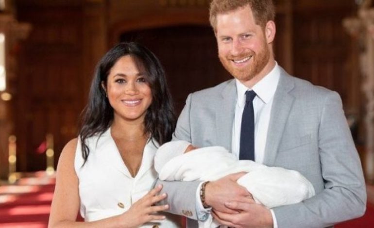 MEZI PO E PRISNIT? Meghan dhe Princ Harry zbulojnë EMRIN e djalit, ja si quhet (FOTOT)