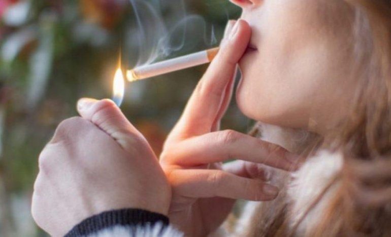 100 RASTE MË SHUMË ME…/ Rritet numri i vajzave shqiptare që pijnë duhan
