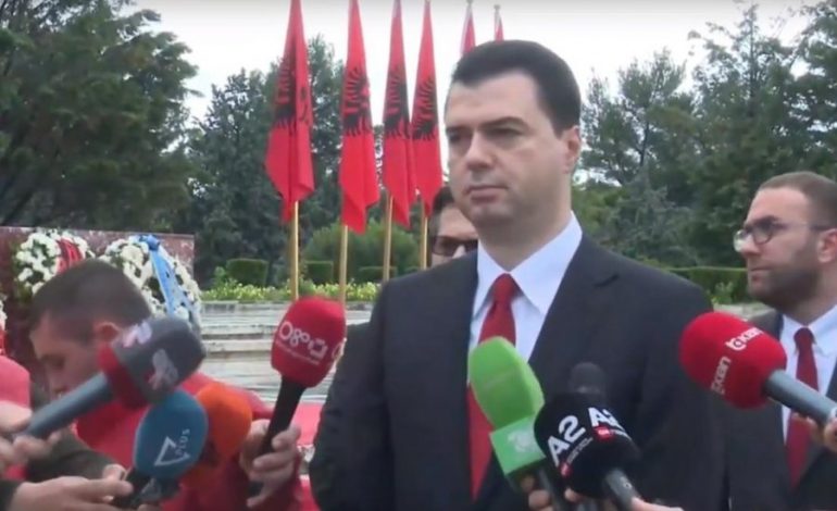 BASHA HOMAZHE DËSHMORËVE/ Komenti “epik”: Ata dhanë jetën, që të djegësh ti goma (FOTO)