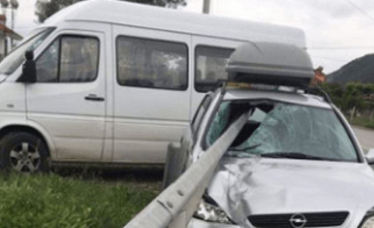 AKSIDENT I “FRIKSHËM” NË ELBASAN/ Makina përplaset me furgonin dhe barriera anësore…