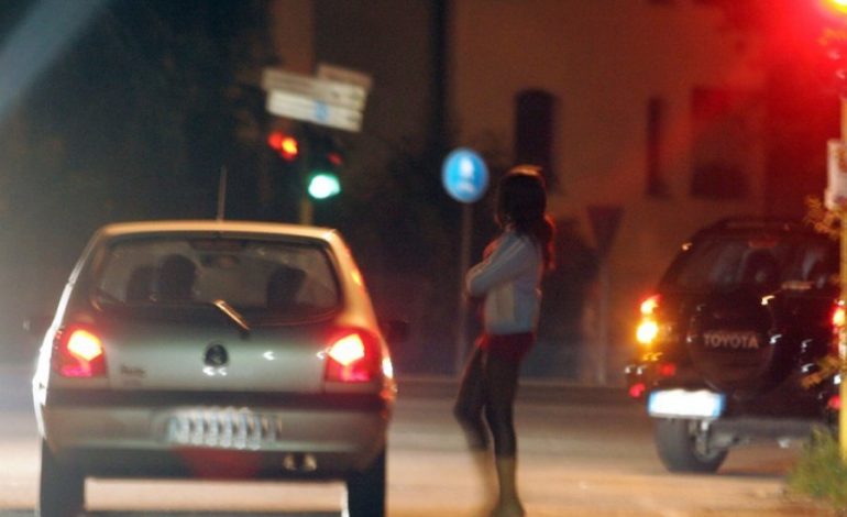 SHFRYTËZUAN TË MITURËN PËR PROSTITUCION/ Çfarë ndodhi me tre të rinjtë që…