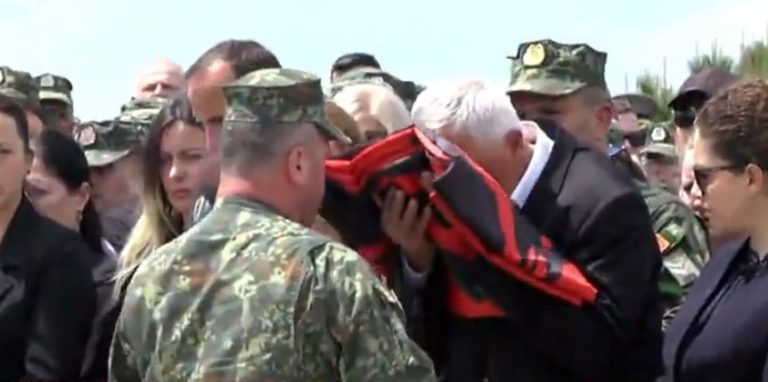 MOMENTI PREKËS/ Puth flamurin dhe qan. Babait të Zarife Hasanajt i dorëzohet “amaneti” i fundit