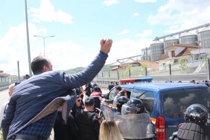 PROTESTA TEK UNAZA E RE/ Policia jep detajet: 4 efektivë në spital, u plagosën me…