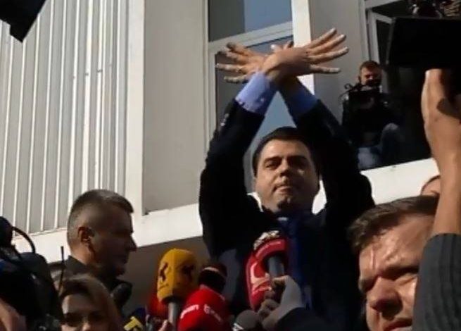 KOMENTI “EPIK”/ Basha poston VIDEO, qytetari: More në qafë PD, je për roje tek… (FOTO)