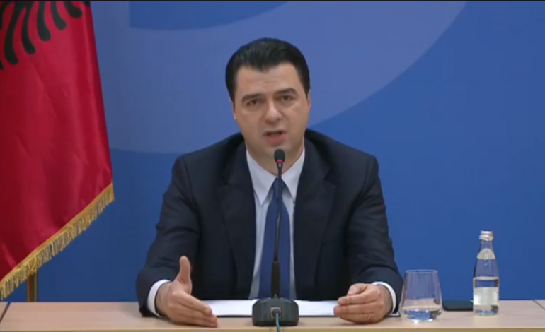 “TURP TË KESH”/ Basha injoron parrullën tek shtëpia ambasadorit dhe detyron gazetaren ta thotë 3 herë
