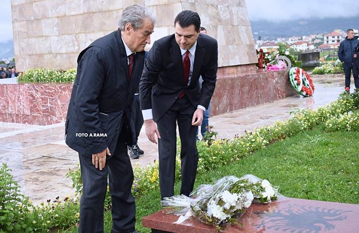 “TI MOHON DHE TË NDERON…”/ Berisha vendos kurorë për 5 maj në emër të tij, “plasin” komentet në rrjetet sociale