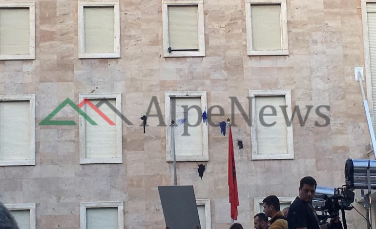 NUK NDALEN MILITANTËT/ Qëllojnë sërish me bojë godinën e kryeministrisë