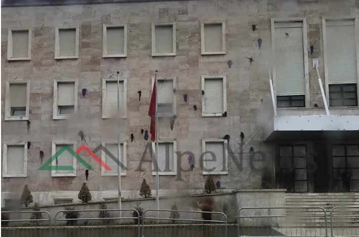 PROTESTA E DHUNSHME E OPOZITËS/ Pamjet që flasin vetë. Si duket Kryeministria SOT