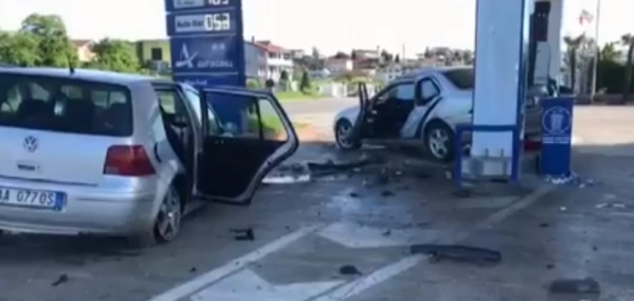 PËRPLASJE E FORTË/ 2 makina përfundojnë në karburant, plagosen drejtuesit