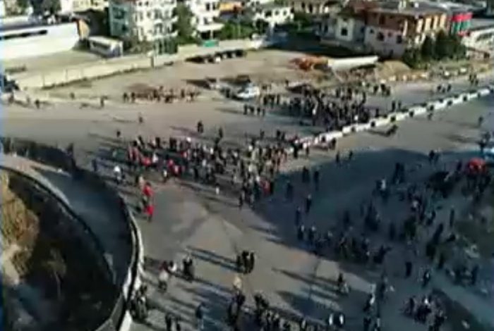 OPOZITA “ZHGËNJEN” SËRISH/ Bllokon rrugën në Tiranë, por e shoqërojnë PAK protestues