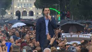 PROTESTA E OPOZITËS/ Flet Basha, militantët qëllojnë me shashka godinën e kryeministrisë