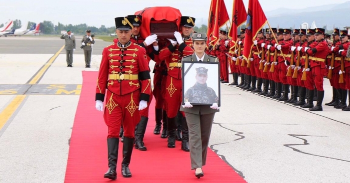 SHQIPËRIA SOT NË ZI KOMBËTARE/ Përcillet për në banesën e fundit nëntetarja Zarife Hasanaj