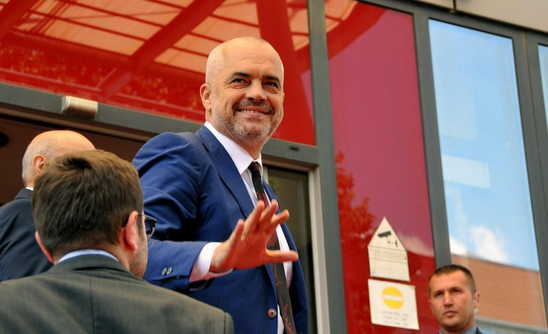 RAMA I DËRGON LETËR BASHËS/ Komenti EPIK: Shkurtoje pak se në gjys të letrës… (FOTO)