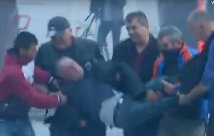 PROTESTA/ Tensionohet situata, një burri i bien të FIKËT pas…