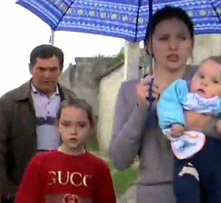 NË SHTËPINË E FAMILJES SË ZARIFE HASANAJ/ Lot e britma mbulojnë lagjen Babrru, të afërmit: E pamë në TV, duam trupin