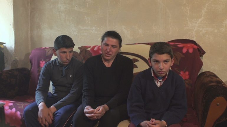 HISTORIA “RRËNQETHËSE” NË LIBRAZHD/ Gruaja me jetimë: Burri më vdiq në Greqi, më la amanet fëmijët (VIDEO)