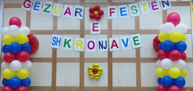 FESTA E SHKRONJAVE/ Nxënësit e klasave të para i thonë “LAMTUMIRË” abetares (VIDEO)