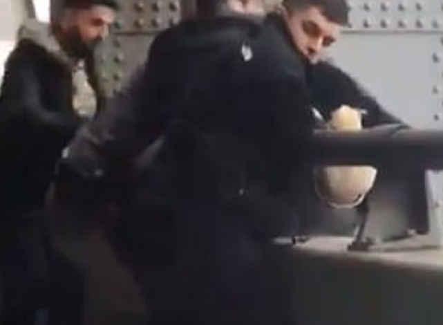 DONTE TË VETËVRITEJ/ Ja si shpëton 70 vjeçari nga Ura 70 metra e lartë (VIDEO)