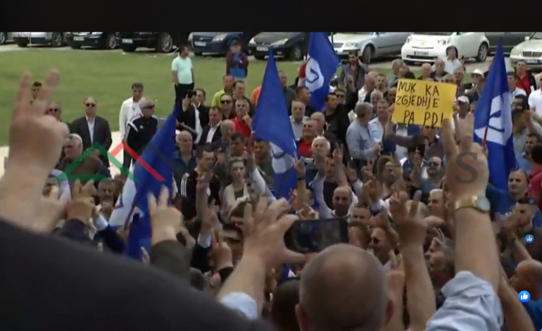 FOTO LAJM/ Sa janë në të vërtetë “MIJËRA” qytetarët që e presin Bashën në Fier!