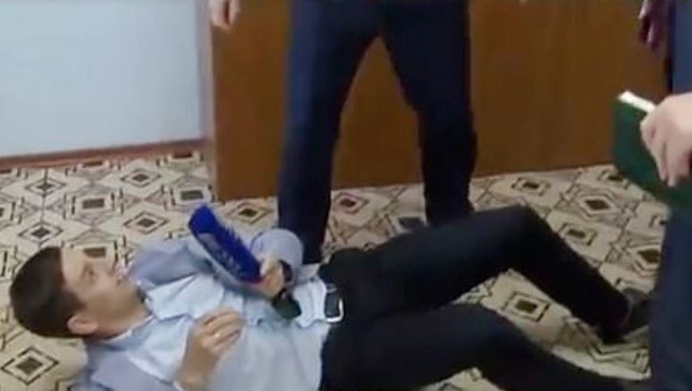 E FRIKSHME/ Gazetari e pyet për korrupsionin, zyrtari e PËRPLAS… (VIDEO)