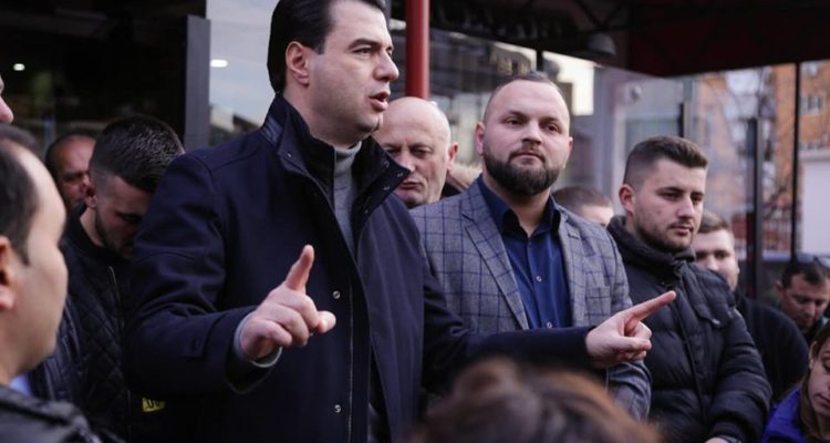 NGA FOTOT ME BERISHËN TEK SIMBOLI ME DY GISHTA/ Kush është demokrati që pranoi mandatin e deputetit (EMRI)