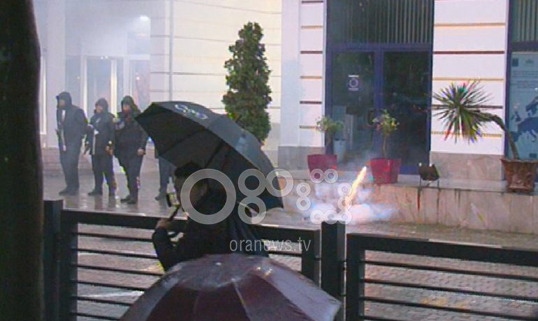PROTESTA/ Polica thirrje: Ndalni goditjet ndaj efektivëve
