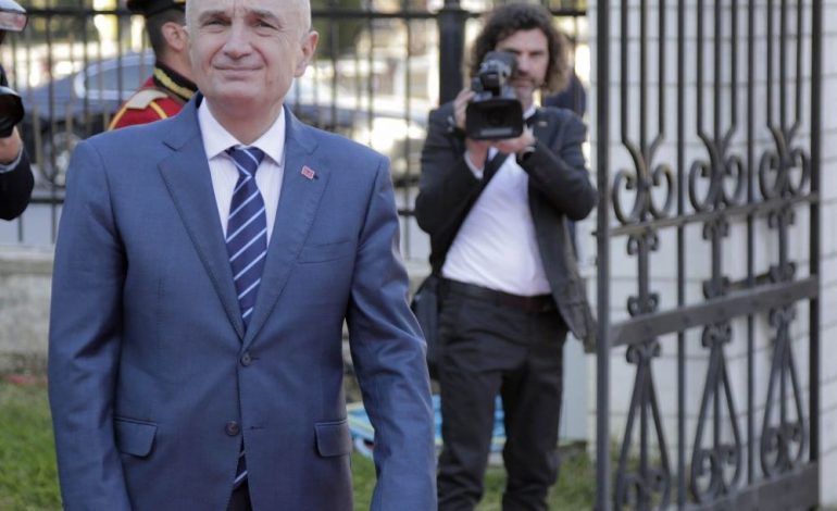 “INKURAJON”/ Presidenti në front për rrëzimin e kryeministrit: Më mirë protesta, se largim nga vendi