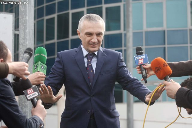 “DO JAP JETËN OSE DO…”/ Qytetarët e “MASAKROJNË” me komente, detaji që ju shpëtoi nga intervista e Ilir Metës (FOTO)
