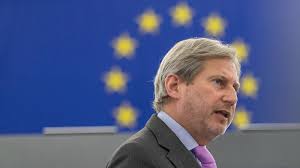 INTERVISTA/ Johannes Hahn “shuplakë” opozitës: Pamjet e protestës do ndikojnë negativisht në…