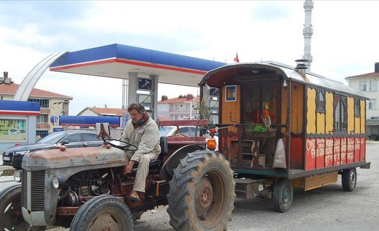 “MË PËLQEN KJO LLOJ JETE”/ Njihuni me burrin që udhëton në botë me… TRAKTOR