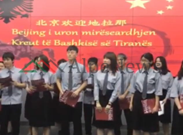 “MOS E MERR VESH NOIZY…”/ Post of dhe day. Kinezët këndojnë këngët e Alban Skënderaj, Veliaj publikon videon