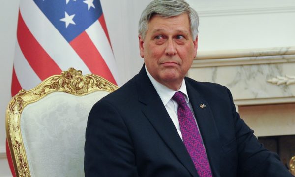 KOSOVË/ Ambasada Amerikane: Zyrtarët e PDK-së dhe të korruptuarit e tjerë nuk do të marrin viza