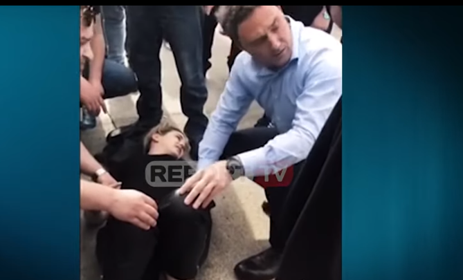ISH DEPUTETI I PD “NDAL” PROTESTËN”/ “Vishet” mjek dhe i jep ndihmën e parë të aksidentuarës